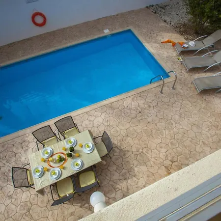 Villa The Secret To Enjoying Your 5 Star Close To Fig Tree Bay, 1476