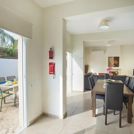 Villa The Secret To Enjoying Your 5 Star Close To Fig Tree Bay, 1476